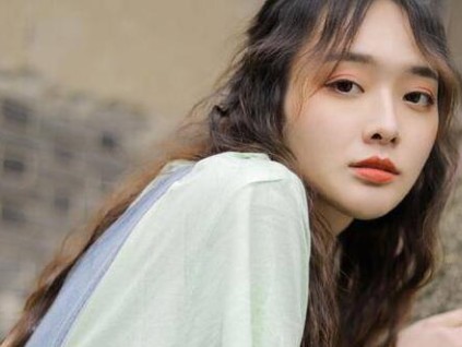 研究发现睡前玩手机伤眼又折寿 你是否经常这样干？