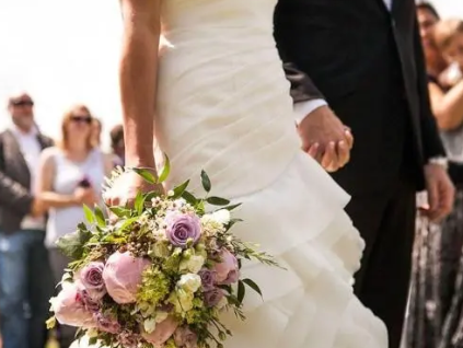 内幕曝光!新郎结婚被封控 新娘和人形牌完婚