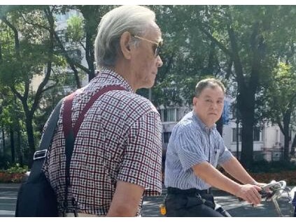 上海大爷在美流浪32年回国 妻女拒见背后太心酸