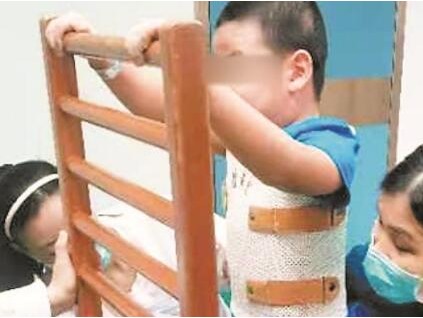 可喜可贺!从17楼坠落的4岁男孩 140天后奇迹般站起来了