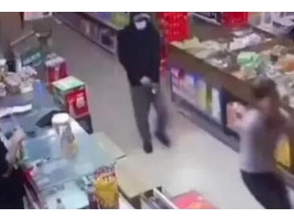 中国女性店员在缅遭4名蒙面歹徒持枪绑架 大声哭喊：我还有2个小孩在这里