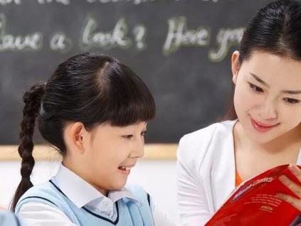 男子凌晨发现一女孩赤脚睡楼梯间 男子发现送其回家