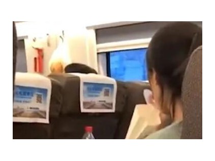 女子武汉坐高铁满车人都在啃鸭脖 场面壮观有那么好吃吗