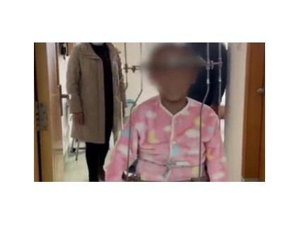 脊柱侧弯女孩术后高了21厘米 爱心救治助其“挺直腰杆”