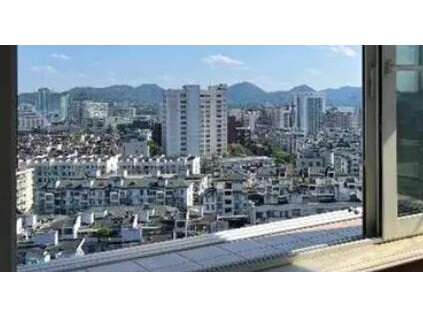 这家上市公司日常支出靠借钱，大量现金换成美元赚高息，一年挣了近3亿元