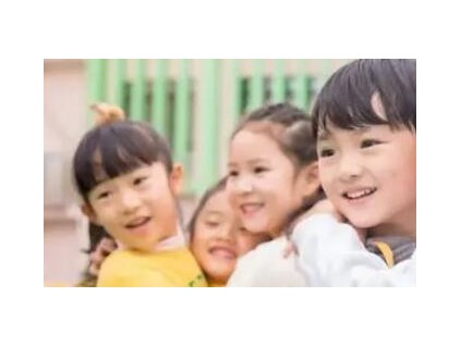 小孩哥定错闹钟半夜十二点去上学 到了学校才发现没开门